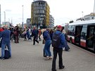 Autobusy linky číslo 119 z Letiště Václava Havla jsou přeplněné. Teď jezdí pouze jeden vůz. Nedá se posadit. Na Nádraží Veleslavín musí cestující ještě absolvovat cestu do metra po normálních schodech s těžkými zavazadly. Kdy se dočkáme přímého spojení na Autobusy linky číslo 119 z Letiště Václava Havla jsou přeplněné. Teď jezdí pouze jeden vůz. Nedá se posadit. Na Nádraží Veleslavín musí cestující ještě absolvovat cestu do metra po normálních schodech s těžkými zavazadly. Kdy se dočkáme přímého spojení na