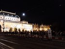 Rozloučení s Karlem Gottem. Snímek z Mostu Legií. Rozloučení s Karlem Gottem. Snímek z Mostu Legií.