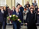 Dnešní den byl ve znamení posledního rozloučení s Karlem Gottem. Do katedrály svatého Víta na Pražském hradě dorazilo mnoho pozvaných osobností, mezi nimi např. hokejista Jaromír Jágr, moderátoři Leoš Mareš a Karel Šíp, zpěvák Janek Ledecký, tenista Radek Dnešní den byl ve znamení posledního rozloučení s Karlem Gottem. Do katedrály svatého Víta na Pražském hradě dorazilo mnoho pozvaných osobností, mezi nimi např. hokejista Jaromír Jágr, moderátoři Leoš Mareš a Karel Šíp, zpěvák Janek Ledecký, tenista Radek