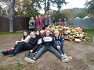 Přejeme hezký den a posíláme fotky do soutěže, naše škola dýně instalovala a máme z této výstavky velikou radost. S pozdravem a poděkováním studenti SOŠ Jarov, druhý ročník OÚ pana Kolínského. Přejeme hezký den a posíláme fotky do soutěže, naše škola dýně instalovala a máme z této výstavky velikou radost. S pozdravem a poděkováním studenti SOŠ Jarov, druhý ročník OÚ pana Kolínského.