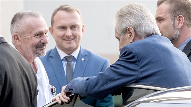 Ředitel střešovické nemocnice a zároveň prezidentův ošetřující lékař prof.... Ředitel střešovické nemocnice a zároveň prezidentův ošetřující lékař prof....
