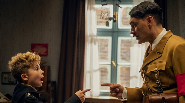 Roman Griffin Davis a Taika Waititi ve filmu Králíček Jojo Roman Griffin Davis a Taika Waititi ve filmu Králíček Jojo