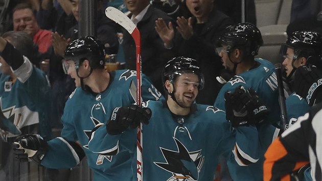 Tomáš Hertl slaví gól se spoluhráči ze San Jose. Tomáš Hertl slaví gól se spoluhráči ze San Jose.