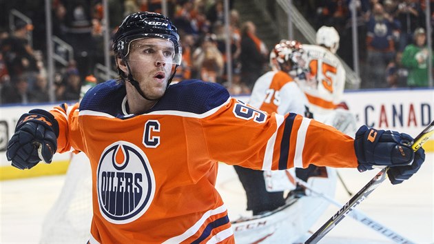 Connor McDavid z Edmontonu oslavuje svou trefu v zápase s Philadelphií. Connor McDavid z Edmontonu oslavuje svou trefu v zápase s Philadelphií.