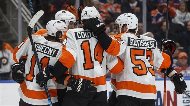 Hokejisté Philadelphia Flyers oslavují trefu proti Edmonton Oilers. Hokejisté Philadelphia Flyers oslavují trefu proti Edmonton Oilers.