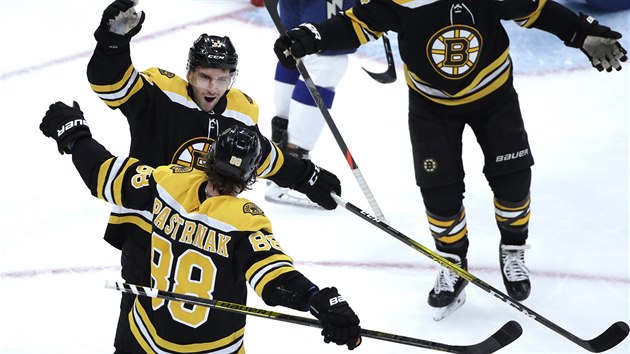 Patrice Bergeron (čelem) a David Pastrňák z Bostonu slaví gól proti Tampě. Patrice Bergeron (čelem) a David Pastrňák z Bostonu slaví gól proti Tampě.