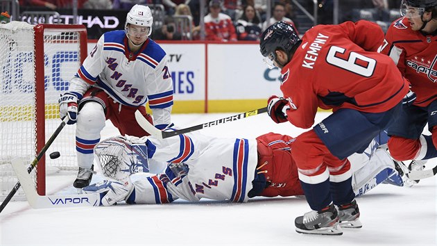 Michal Kempný v dresu Washingtonu překonává Henrika Lundqvista v brance NY... Michal Kempný v dresu Washingtonu překonává Henrika Lundqvista v brance NY...