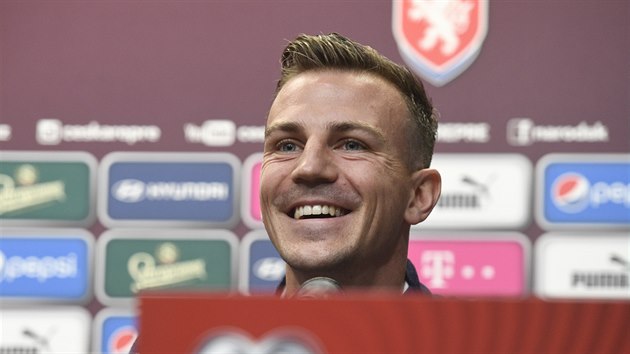 Reprezentační kapitán Vladimír Darida hovoří na tiskové konferenci před... Reprezentační kapitán Vladimír Darida hovoří na tiskové konferenci před...