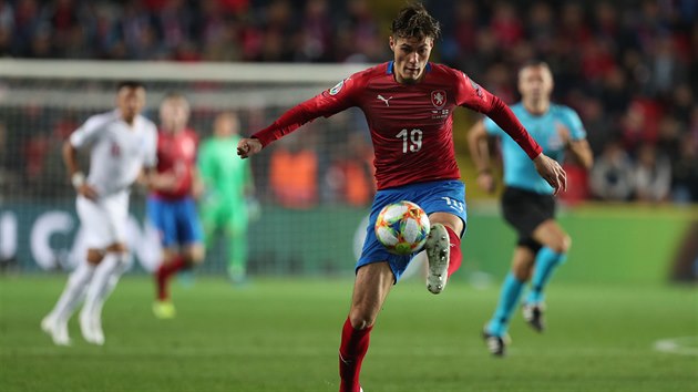 Reprezentační forvard Patrik Schick kontroluje balon v utkání s Anglií. Reprezentační forvard Patrik Schick kontroluje balon v utkání s Anglií.