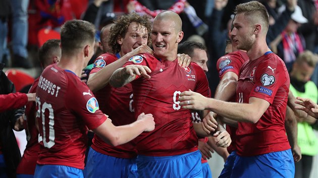 VEDEME! Čeští fotbalisté se radují z druhého gólu v utkání s Anglií. Hrdinou... VEDEME! Čeští fotbalisté se radují z druhého gólu v utkání s Anglií. Hrdinou...