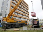 Stěhování tak velkého a těžkého přístroje, jakým je nová magnetická rezonance,... Stěhování tak velkého a těžkého přístroje, jakým je nová magnetická rezonance,...