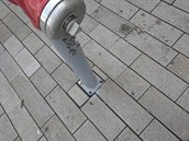 Zásobovači vyvrácený hydrant na třídě Míru postavili nazpět. Zřejmě se... Zásobovači vyvrácený hydrant na třídě Míru postavili nazpět. Zřejmě se...