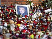 Lidé se s Karlem Gottem chodí loučit i na Bertramku, kde zpěvák bydlel (11.... Lidé se s Karlem Gottem chodí loučit i na Bertramku, kde zpěvák bydlel (11....