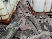 Dle povolení měl provozovatel azbestové odpady ihned překrýt zeminou.... Dle povolení měl provozovatel azbestové odpady ihned překrýt zeminou....
