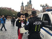 Po začátku platnosti nové vyhlášky strážníci pokutovali na Staroměstském... Po začátku platnosti nové vyhlášky strážníci pokutovali na Staroměstském...