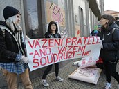 A máte to polepený! Středoškoláci polepili někdejší sídlo krajského výboru KSČ... A máte to polepený! Středoškoláci polepili někdejší sídlo krajského výboru KSČ...