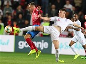 Anglick fotbalista Declan Rice vypichuje balon eskmu kapitnovi Vladimru...