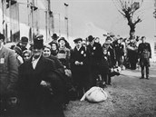 Unikátní snímek jednoho ze židovských transportů vypravených z Ostravy. Nejde... Unikátní snímek jednoho ze židovských transportů vypravených z Ostravy. Nejde...