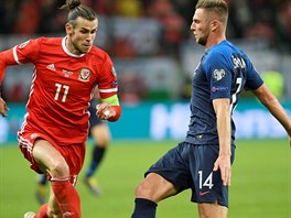 Slovensk obrnce Milan kriniar (vpravo) v souboji s kapitnem Walesu Garethem...