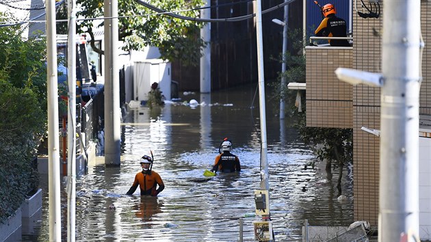 Japont hasii prochz zaplavenou oblast v Tokiu. (13. jna 2019)