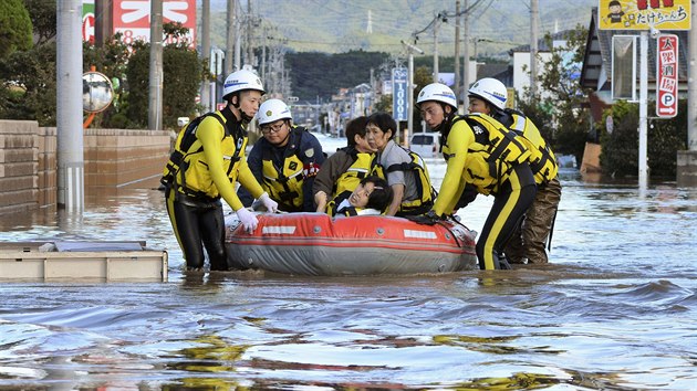 Obyvatel japonskho msta Iwaki se museli kvli tajfunu Hagibis evakuovat na lunech. (13. jna 2019)