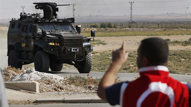 Hldka tureck policie v obrnnm voze na syrsko-tureck hranici v provincii Sanliurfa. (13. jna 2019)