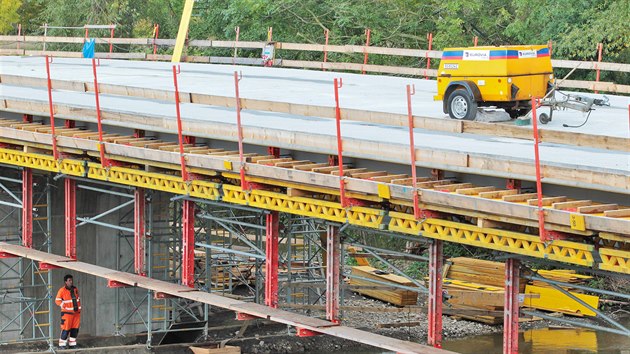 Stavba novho Doubskho mostu pes eku Ohi na silnici I/20 v karlovarsk mstsk sti Doub. (9. jna 2019)