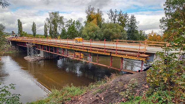 Stavba novho Doubskho mostu pes eku Ohi na silnici I/20 v karlovarsk mstsk sti Doub. (9. jna 2019)