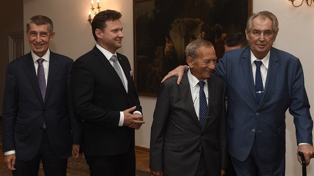 Setkn nejvych stavnch initel na Praskm hrad. Zleva premir Andrej Babi, f Snmovny Radek Vondrek, pedseda Sentu Jaroslav Kubera a prezident Milo Zeman. (10. jna 2019)