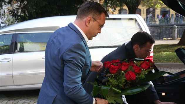 Ministr dopravy Vladimr Kremlk pijel na rozlouen s Karlem Gottem na ofn(11. jna 2019)