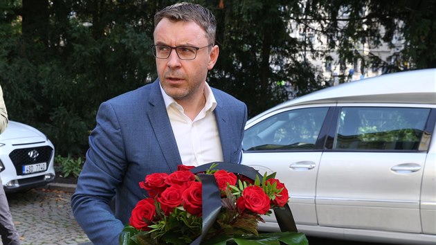 Ministr dopravy Vladimr Kremlk pijel na rozlouen s Karlem Gottem na ofn. (11. jna 2019)