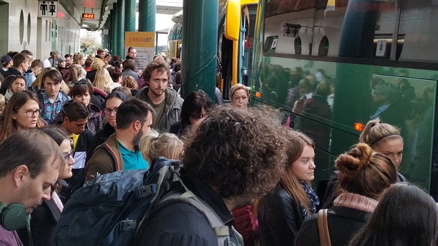 Autobusov ndra na ernm Most v Praze. Pten odpoledn provoz navili dom se vracejc pznivci Karla Gotta. Dopravci nasazuj posilov spoje (11. jna 2019)