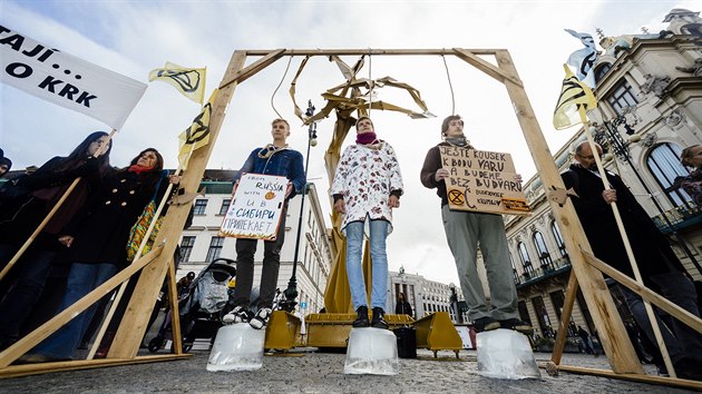 Aktivist z ekologickho hnut Extinction Rebellion na nmst Republiky upozorovali na klimatickou krizi a globln oteplovn. (10. jna 2019)