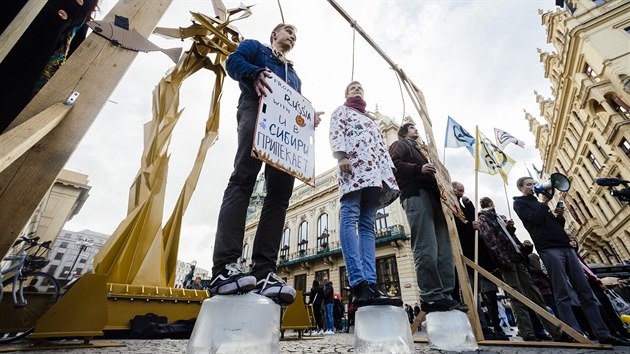 Demonstrace Extinction Rebellion na nmst Republiky se zastnil i protestujc z Ruska. (10. jna 2019)