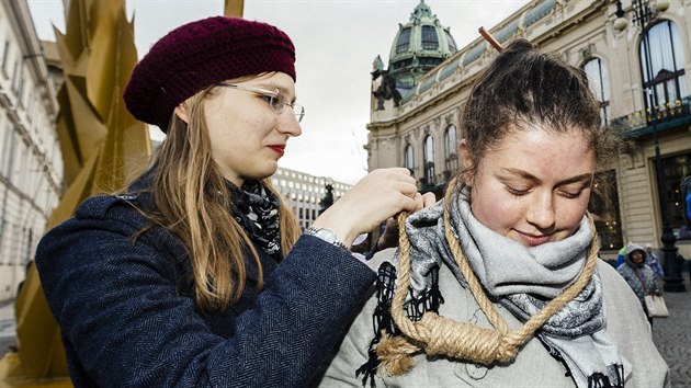 Lid se po sedmi minutch stdali na tech podstavcch, ktermi byly velk kostky ledu, a na krku mli oprtky. (10. jna 2019)