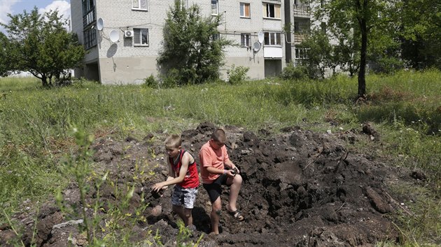 Dti si hraj v krteru v obci Popasna po nonm ostelovn proruskmi separatisty (22. ervna 2015)