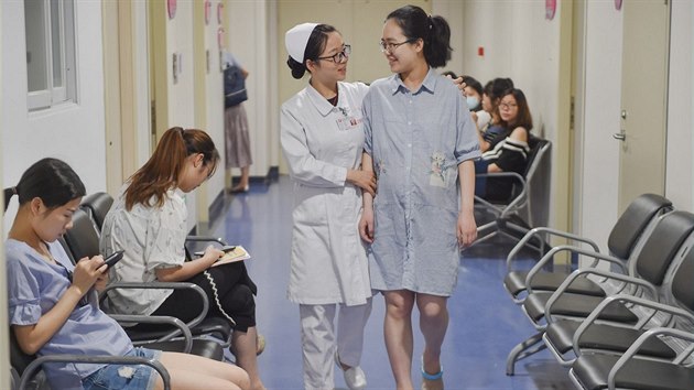 Sestra vede thotnou enu v nemocnici v nsk provincii Fujian. (12. ervna 2018)