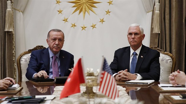 Americk viceprezident Mike Pence se v Ankae setkal s tureckm prezidentem Recepem Tayyipem Erdoganem (17. jna 2019)