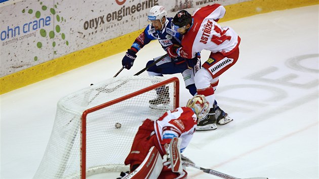 Petr Holk z Komety Brno (vlevo) se sna za brankou uniknout Davidu Ostkovi z Olomouce.