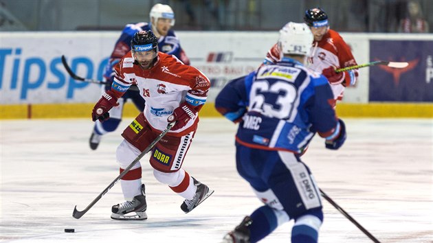 Zbynk Irgl z Olomouce (v blm) manvruje s pukem v utkn s Brnem.