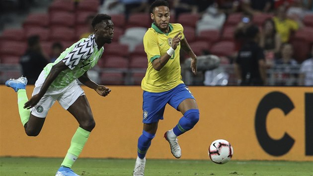 Brazilec Neymar (vpravo) se v ptelskm utkn sna odpoutat od Andersona Esitiho z Nigrie.