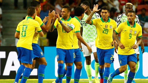 Brazilt fotbalist se raduj z glu v ptelskm utkn proti Nigrii.