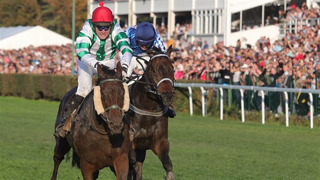 Hndk Thephilos s okejem Josefem Bartoem (vlevo) v clov rovince Velk pardubick