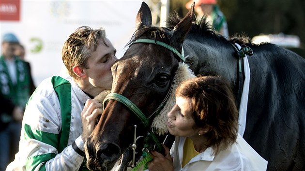 okej Josef Barto a trenrka Pavla Vov odmuj hndka Theophilose za vtzstv ve Velk pardubick.