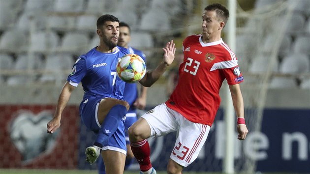 Panagiotis Zachariou z Kypru (vlevo) a Sergej Petrov z Ruska bojuj o m v kvalifikaci na Euro 2020.