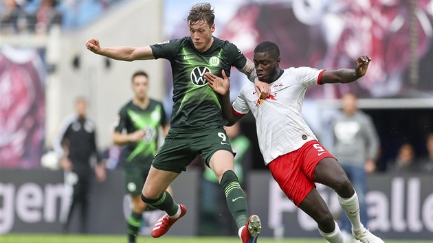 Wout Weghorst z Wolfsburgu (vlevo) a Dayot Upamecano z Lipska bojuj o balon.