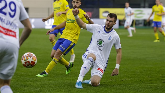 Nikolaj Komlienko (v blm) z Mlad Boleslavi v utkn proti Zlnu.