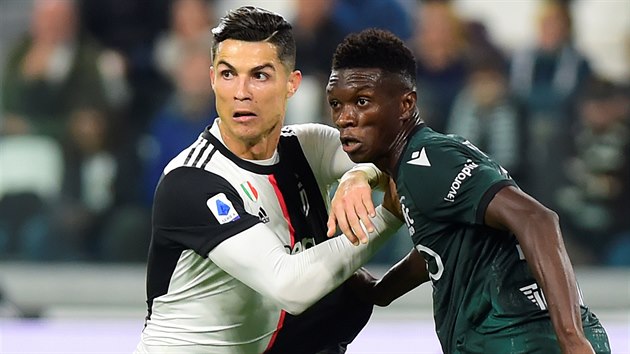 Cristiano Ronaldo (vlevo) z Juventusu a Ibrahima Mbaye z Bologni.