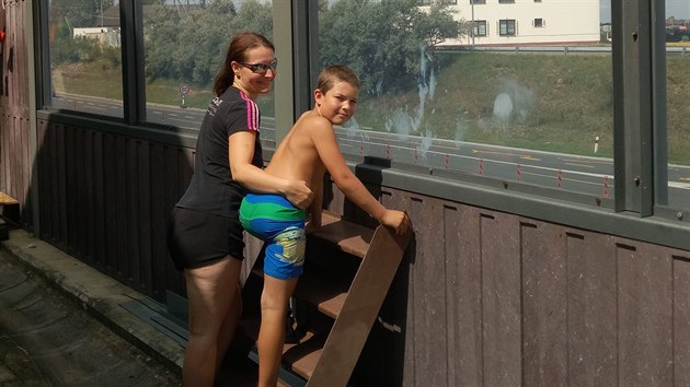 Miroslava Lobotkov se synem pozoruj ruch na autostrd asto.