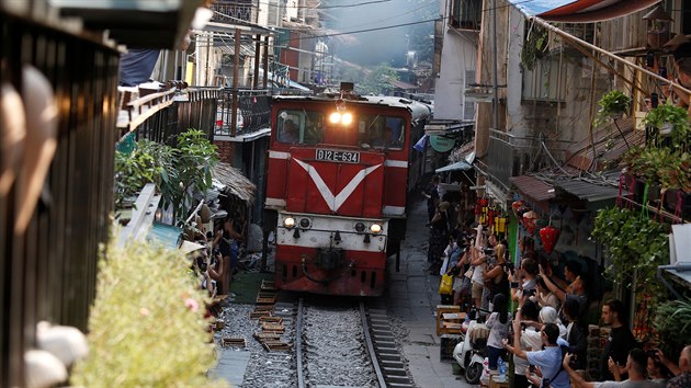 Jakmile projd ulic vlak, pro turisty je to ten nejlep okamik k pozen fotografie i selfie. (28. z 2019)